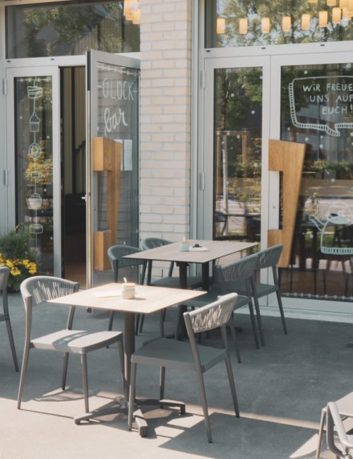 Terrasse mit Lounge, Tischen und Stühlen