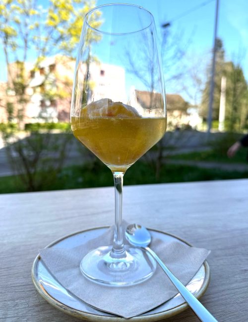 Coupe Spritz - Mangosorbet mit Prosecco im Weinglas serviert