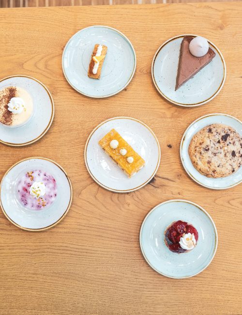 auf Tellern angerichtete Patisserie und Backwaren aus der Vogelperspektive fotografiert
