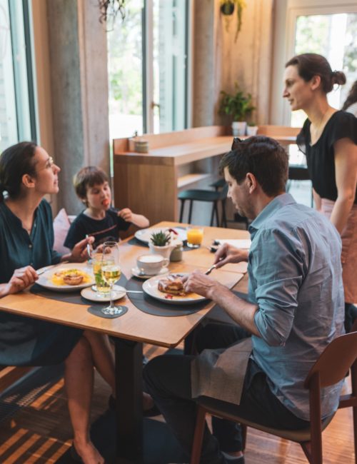 eine Familie beim Brunch, welche gerade mit dem Servicepersonal spricht