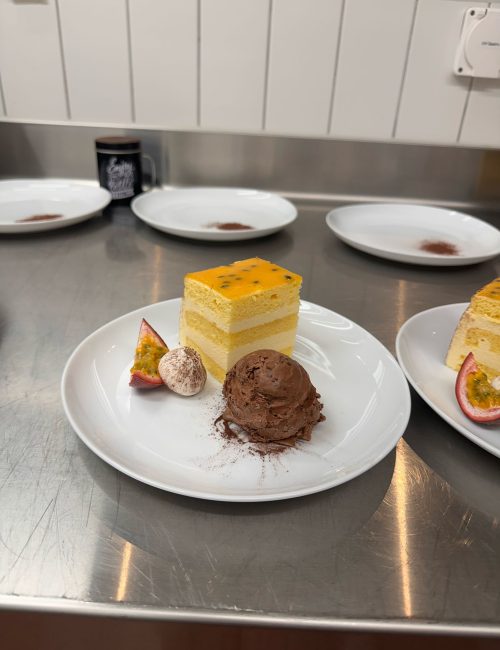 Dessertteller mit Passionsfruchte-Torte und Schoggiglace