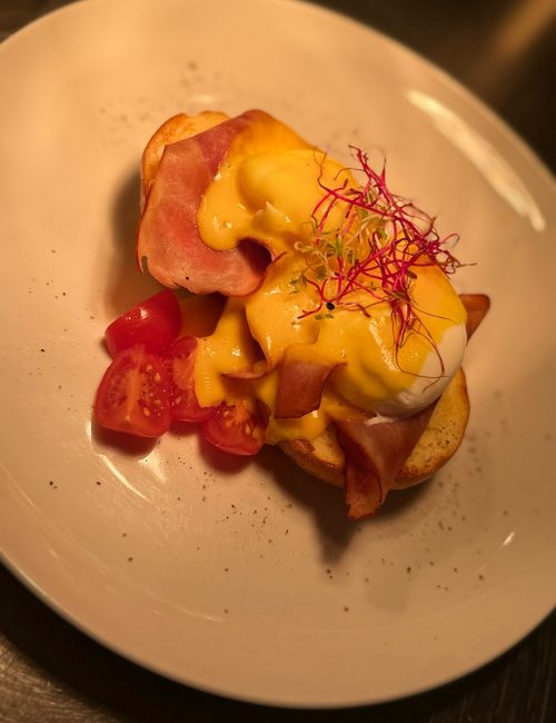 Eggs Florentines - getoastetes Brioche mit Schinken, pochierten Eiern und Sauce Hollandaise