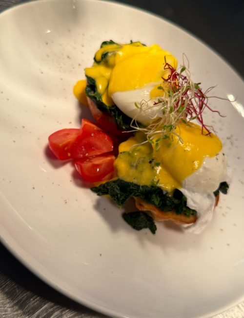 Eggs Florentines - getoastetes Brioche mit Blattspinat, pochierten Eiern und Sauce Hollandaise