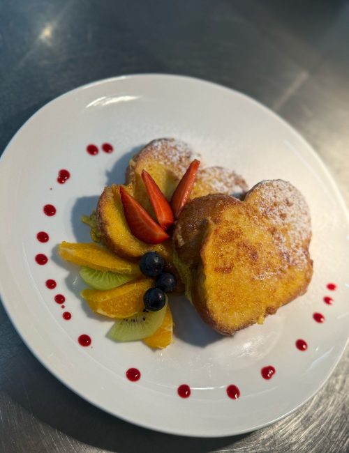 French Zopf - French Toast aus Butterzopf mit Früchten garniert