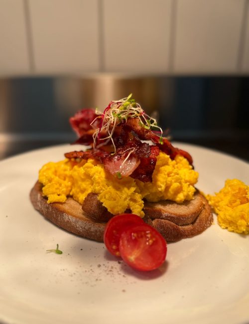 Frühaufsteher Tartines - getoastetes Brot mit Rührei und mit gebratenem Speck