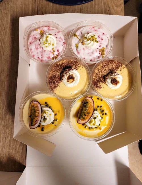 dreierlei Patisserie in Tortenschachtel, Himbeer-Joghurt-Mousse, Haselnuss-Tiramisu, Passionsfrucht-Mousse